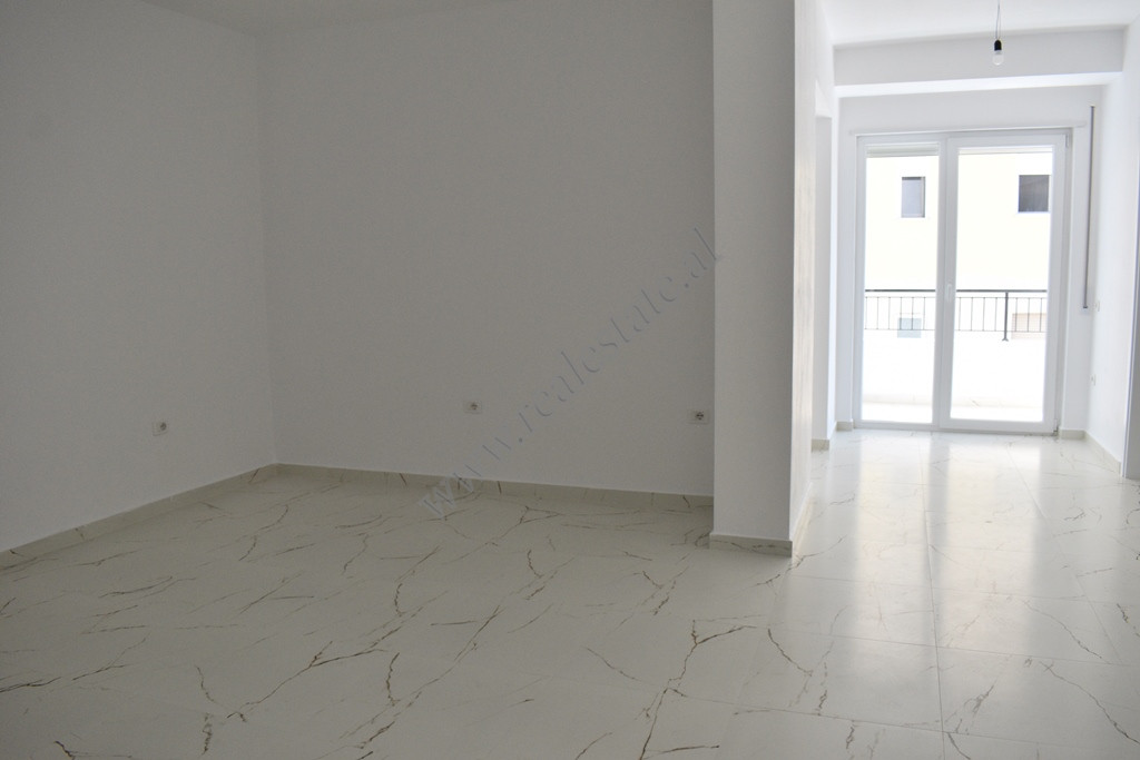 Ambient zyre me qira prane rruges se Durresit ne Tirane